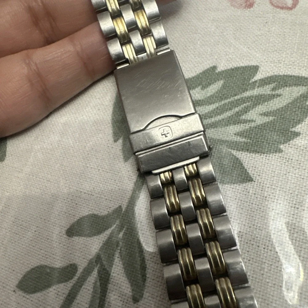 Working Vintage Wenger Swiss SAK Mens Watch Two Tone‎ 41mm - Missing Strap Pin